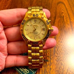 Seiko Kinetic Water Resist 100 M Men’s Gold Watch.